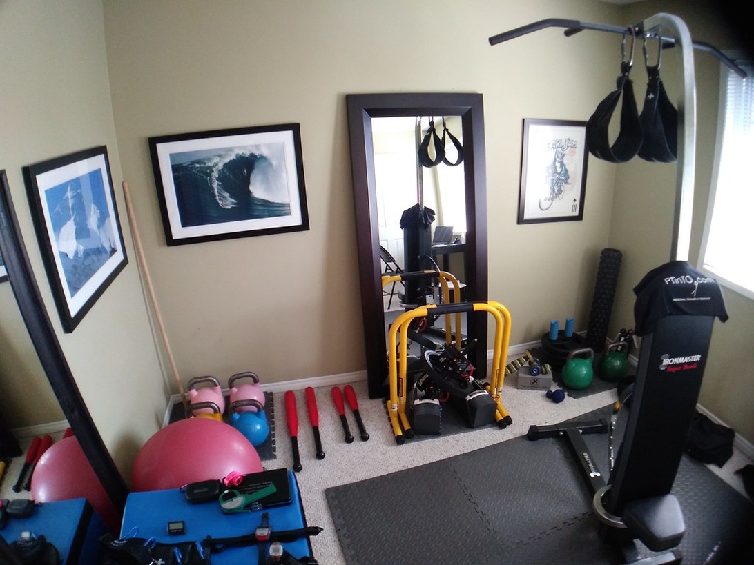Funktionell träningsutrustning som kettlebells och battle ropes.
